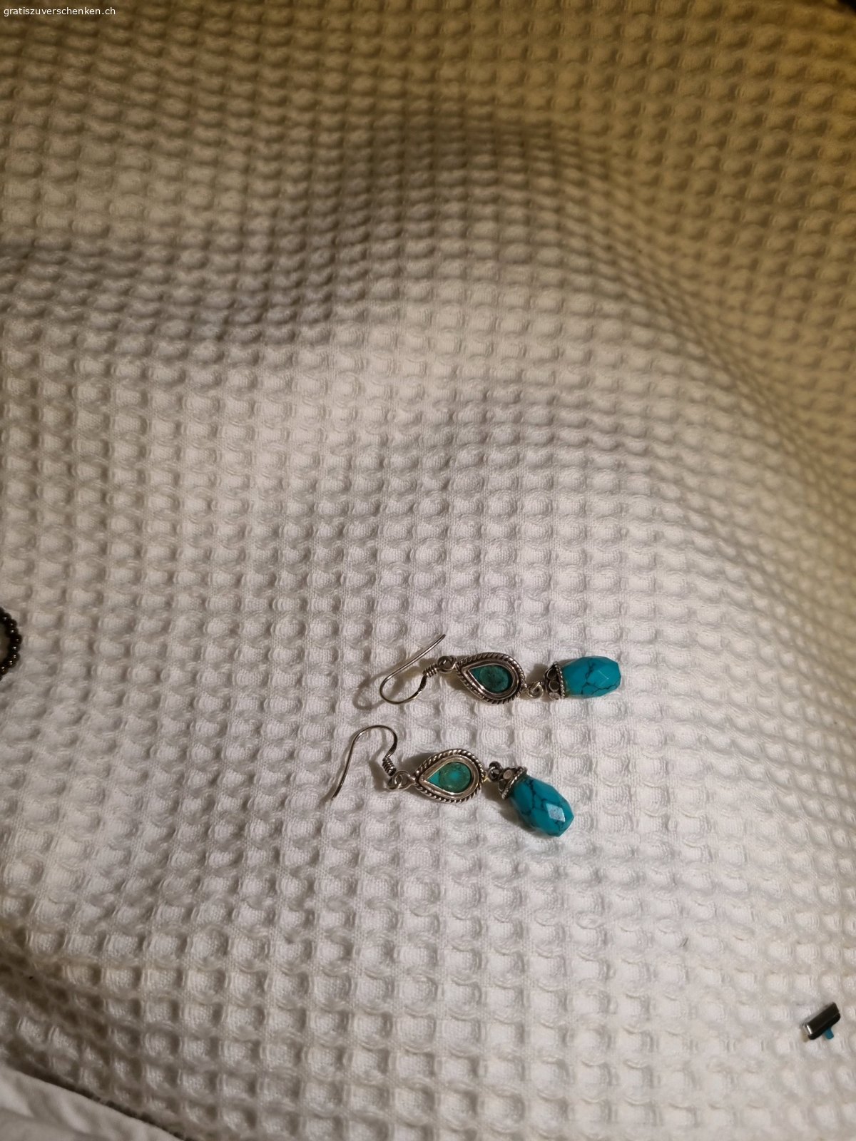 boucle d oreil avec un cayon. c est des boucle d une bonne qualité et moderne