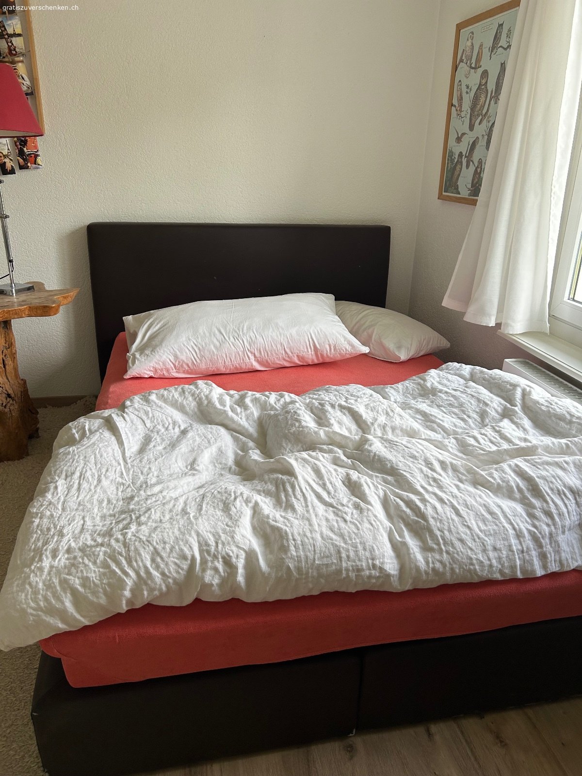 BOXSPRING BETT. Boxspring-Bett mit Kunstlederbezug und Breite 1,40m. Unterste "Box" ist in der Mitte geteilt - da die beiden oberen Schichten (Matratze und Topper) beweglich sind, ist das Bett also leicht zu transportieren. 
Bett hat leichte Gebrauchsspuren an den Ecken, ist aber ansonsten in Top-Zustand und sehr gemütlich. Einzelteile wie Topper können jederzeit ersetzt werden und sind überall erhältlich.
GRATIS und abzuholen in 8038 Zürich-Wollishofen.