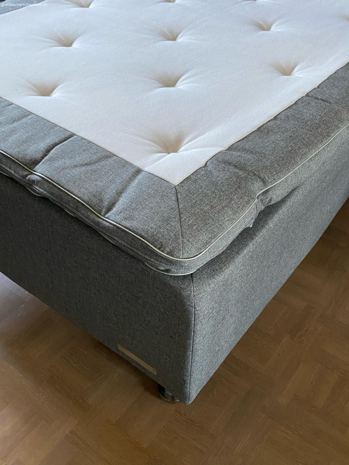 Boxspringbett 210x105 (Überlänge). Boxspringbett der Luxusmarke CARPE DIEM, Modell VINGA - 10-jährig aber selten genutzt. Ohne Topper.
Motorisiert mit Fernbedienung und Gebrauchsanweisung, Rechnung (9'079.- CHF)
MUSS ABGEHOLT WERDEN, 4. Stock!! Lift ist zu klein...