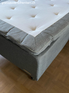 Boxspringbett 210x105 (Überlänge). Boxspringbett der Luxusmarke CARPE DIEM, Modell VINGA - 10-jährig aber selten genutzt. Ohne Topper.
Motorisiert mit Fernbedienung und Gebrauchsanweisung, Rechnung (9'079.- CHF)
MUSS ABGEHOLT WERDEN, 4. Stock!! Lift ist zu klein...