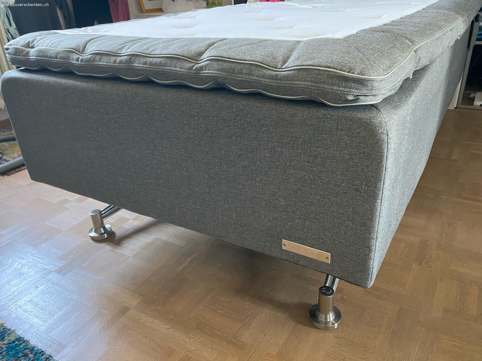 Boxspringbett 210x105 (Überlänge). Boxspringbett der Luxusmarke CARPE DIEM, Modell VINGA - 10-jährig aber selten genutzt. Ohne Topper.
Motorisiert mit Fernbedienung und Gebrauchsanweisung, Rechnung (9'079.- CHF)
MUSS ABGEHOLT WERDEN, 4. Stock!! Lift ist zu klein...