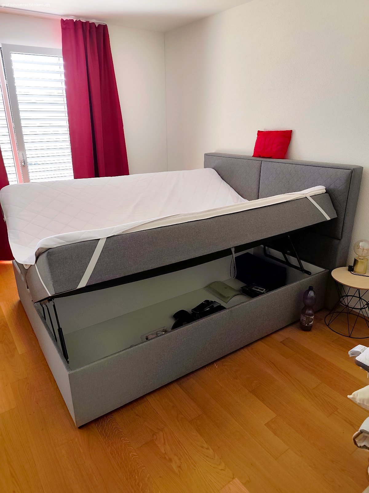 Boxspringbett. Aufgrund Zusammenzug mit meinem Partner wird das Boxspringbett nicht mehr benötigt. Es ist immer noch in einem prima Zustand. Das Bett kann beidseitig aufgeklappt werden und bietet in den beiden Bettkästen viel Stauraum. Es kann mit oder ohne Matratze übernommen werden.

Masse (L x B x H): 215 x 160 x 113 cm

Muss selbst demontiert und abgeholt werden. Sollte zwischen 10. Oktober 2026 und 14. November 2026 abgeholt werden.