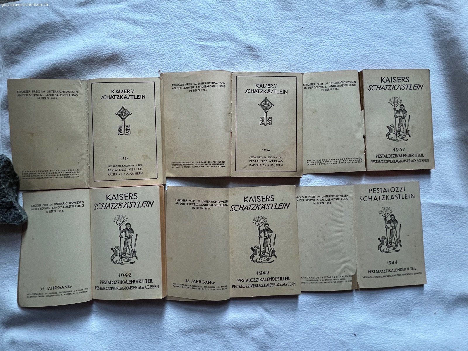 Buchreihe: Schatzkästlein. Für Sammler. Buchreihe: Schatzkästlein. Einzelne Ausgaben von 1934 bis 1944. 
Müssen abgeholt werden oder bei Versand das Porto übernommen werden.