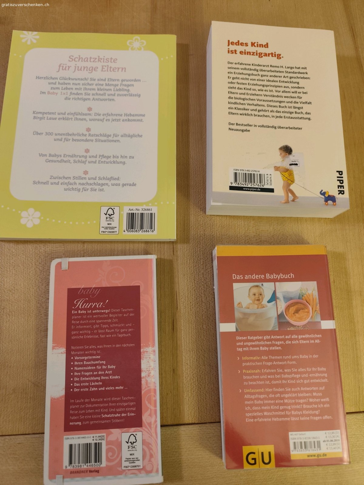 Bücher zu Schwangerschaft & Baby. Alle Bücher in sehr gutem, neuwertigen Zustand. Das Buch "300 Fragen zum Baby" ist in einer Plastikhülle (so gekauft) und der Einband deshalb gewellt), "Das Baby 1x1" hat ein Mini-Eselsohr.