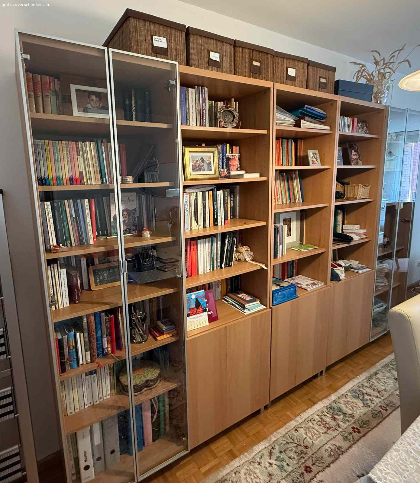 Bücherregal mit Glastüren. 220cm x 300 cm.
Kombination von offener und geschlossener Aufbewahrung.
Sehr guter Zustand. Muss abmontiert und abgeholt werden.