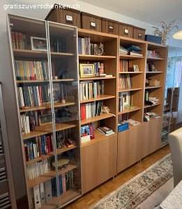 Bücherregal mit Glastüren. 220cm x 300 cm.
Kombination von offener und geschlossener Aufbewahrung.
Sehr guter Zustand. Muss abmontiert und abgeholt werden.