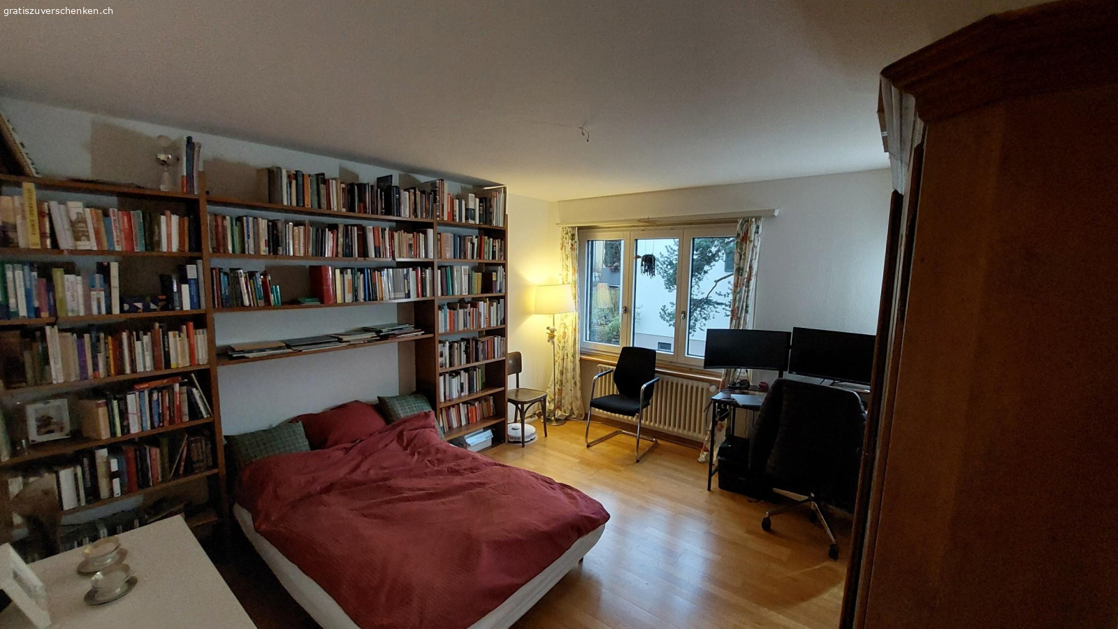 Bücherregal Nussholz 2.20x4.25 m. Furniert mit 17 frei verstellbaren Tablaren. Schreiner-Arbeit.

Tablare sind 77 / ca. 120 / 145 cm lang, 28 cm tief und 22 mm dick. Seiten-/Zwischenwände sind 2.20 m hoch, 28 cm tief und 3 cm dick. 

Mit 4 Fächern od. weniger benutzbar. Siehe Fotos.