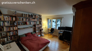 Bücherregal Nussholz 2.20x4.25 m. Furniert mit 17 frei verstellbaren Tablaren. Schreiner-Arbeit.

Tablare sind 77 / ca. 120 / 145 cm lang, 28 cm tief und 22 mm dick. Seiten-/Zwischenwände sind 2.20 m hoch, 28 cm tief und 3 cm dick. 

Mit 4 Fächern od. weniger benutzbar. Siehe Fotos.