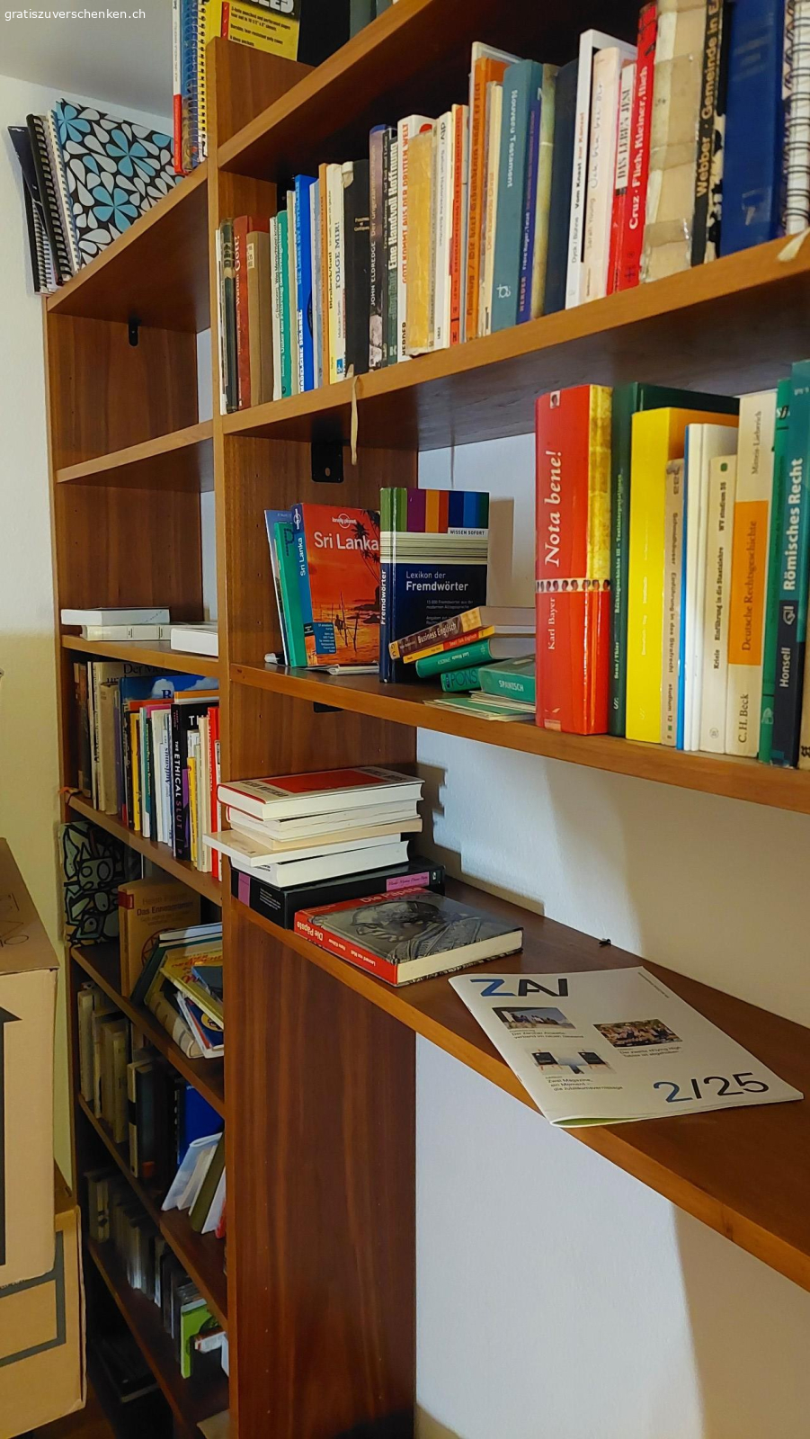 Bücherregal Nussholz 2.20x4.25 m. Furniert mit 17 frei verstellbaren Tablaren. Schreiner-Arbeit.

Tablare sind 77 / ca. 120 / 145 cm lang, 28 cm tief und 22 mm dick. Seiten-/Zwischenwände sind 2.20 m hoch, 28 cm tief und 3 cm dick. 

Mit 4 Fächern od. weniger benutzbar. Siehe Fotos.