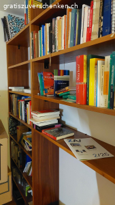 Bücherregal Nussholz 2.20x4.25 m. Furniert mit 17 frei verstellbaren Tablaren. Schreiner-Arbeit.

Tablare sind 77 / ca. 120 / 145 cm lang, 28 cm tief und 22 mm dick. Seiten-/Zwischenwände sind 2.20 m hoch, 28 cm tief und 3 cm dick. 

Mit 4 Fächern od. weniger benutzbar. Siehe Fotos.