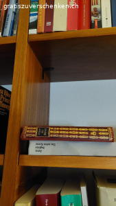 Bücherregal Nussholz 2.20x4.25 m. Furniert mit 17 frei verstellbaren Tablaren. Schreiner-Arbeit.

Tablare sind 77 / ca. 120 / 145 cm lang, 28 cm tief und 22 mm dick. Seiten-/Zwischenwände sind 2.20 m hoch, 28 cm tief und 3 cm dick. 

Mit 4 Fächern od. weniger benutzbar. Siehe Fotos.