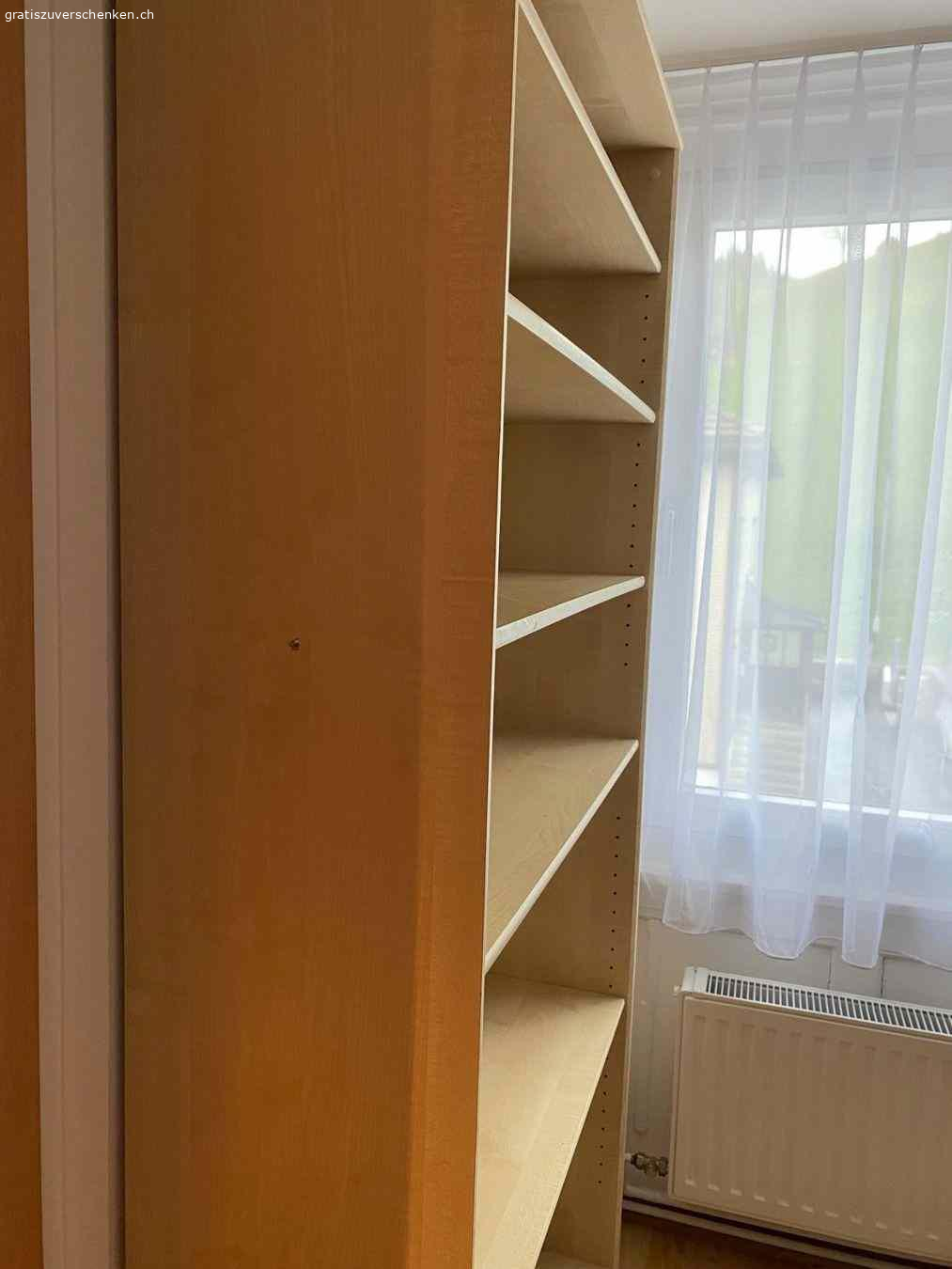 Bücherregal. Die Höhe der einzelnen Ebenen kann flexibel angepasst werden (siehe Bild)

Es hat teils gut sichtbare Gebrauchsspuren.

Die Rückwand ist in einem schlechten Zustand, man müsste diese etwas besser befestigen oder ersetzen.


Breite: 31 cm

Länge/Tiefe: 90 cm

Höhe: 195 cm