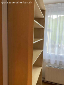Bücherregal. Die Höhe der einzelnen Ebenen kann flexibel angepasst werden (siehe Bild)

Es hat teils gut sichtbare Gebrauchsspuren.

Die Rückwand ist in einem schlechten Zustand, man müsste diese etwas besser befestigen oder ersetzen.


Breite: 31 cm

Länge/Tiefe: 90 cm

Höhe: 195 cm