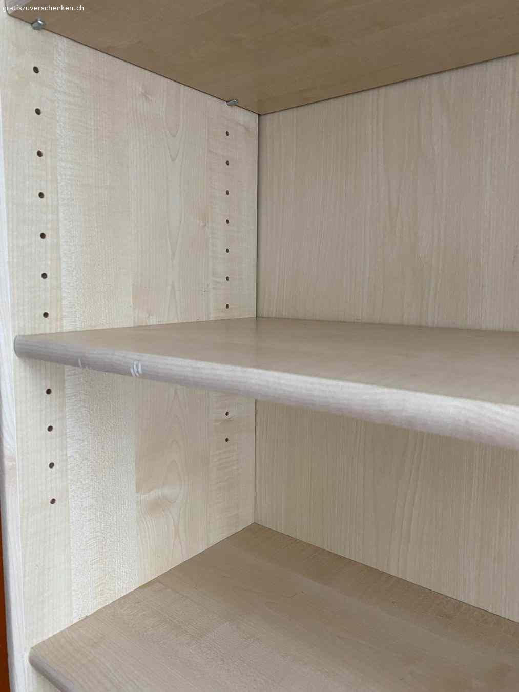 Bücherregal. Die Höhe der einzelnen Ebenen kann flexibel angepasst werden (siehe Bild)

Es hat teils gut sichtbare Gebrauchsspuren.

Die Rückwand ist in einem schlechten Zustand, man müsste diese etwas besser befestigen oder ersetzen.


Breite: 31 cm

Länge/Tiefe: 90 cm

Höhe: 195 cm