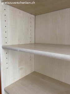 Bücherregal. Die Höhe der einzelnen Ebenen kann flexibel angepasst werden (siehe Bild)

Es hat teils gut sichtbare Gebrauchsspuren.

Die Rückwand ist in einem schlechten Zustand, man müsste diese etwas besser befestigen oder ersetzen.


Breite: 31 cm

Länge/Tiefe: 90 cm

Höhe: 195 cm