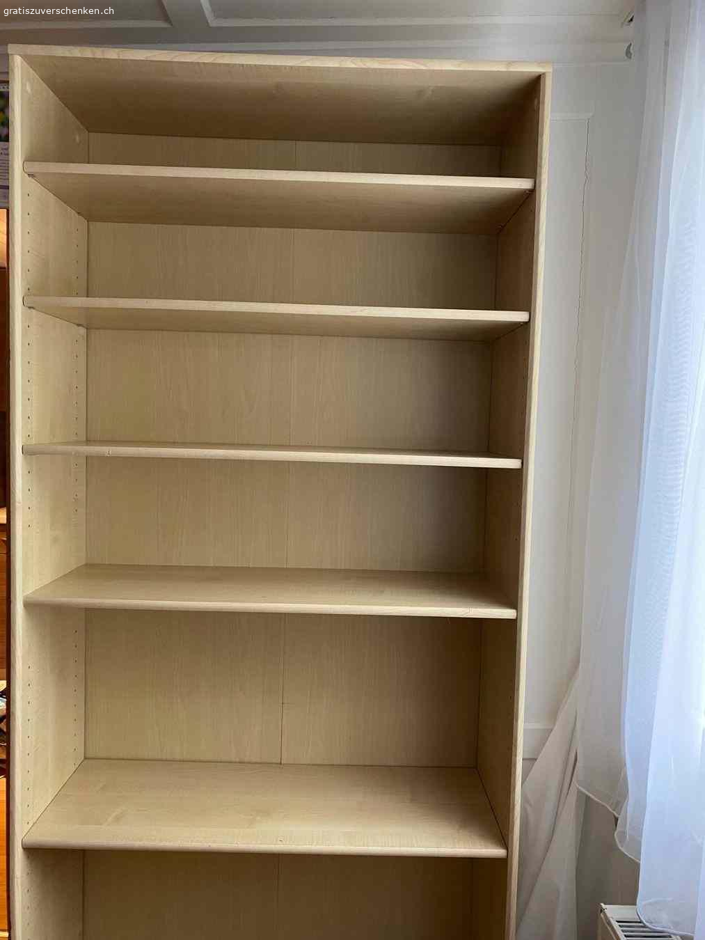 Bücherregal. Die Höhe der einzelnen Ebenen kann flexibel angepasst werden (siehe Bild)

Es hat teils gut sichtbare Gebrauchsspuren.

Die Rückwand ist in einem schlechten Zustand, man müsste diese etwas besser befestigen oder ersetzen.


Breite: 31 cm

Länge/Tiefe: 90 cm

Höhe: 195 cm