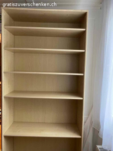 Bücherregal. Die Höhe der einzelnen Ebenen kann flexibel angepasst werden (siehe Bild)

Es hat teils gut sichtbare Gebrauchsspuren.

Die Rückwand ist in einem schlechten Zustand, man müsste diese etwas besser befestigen oder ersetzen.


Breite: 31 cm

Länge/Tiefe: 90 cm

Höhe: 195 cm