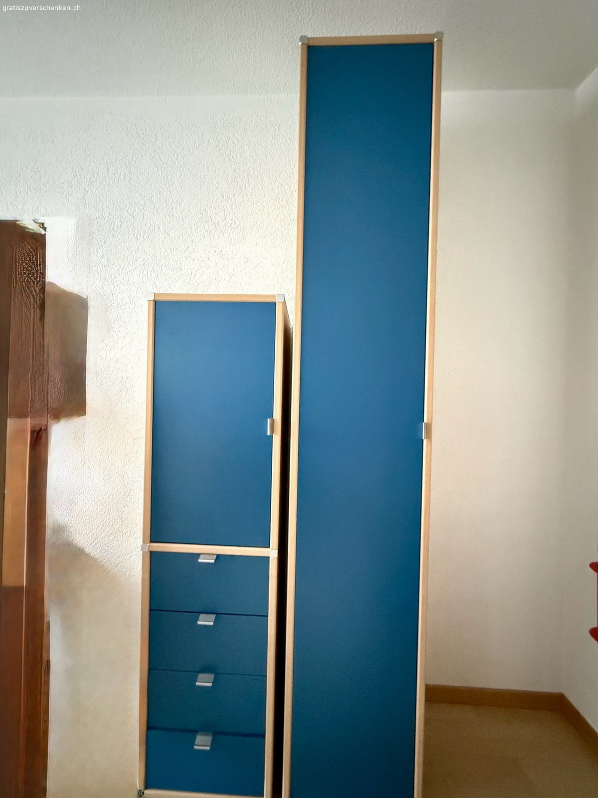Büro-Möbel zu verschenken.. Kleiner Schrank
Mass: Hoch146cm/Breit 39cm
Grosser Schrank 
Mass Hoch 220cm/Breit 39 cm