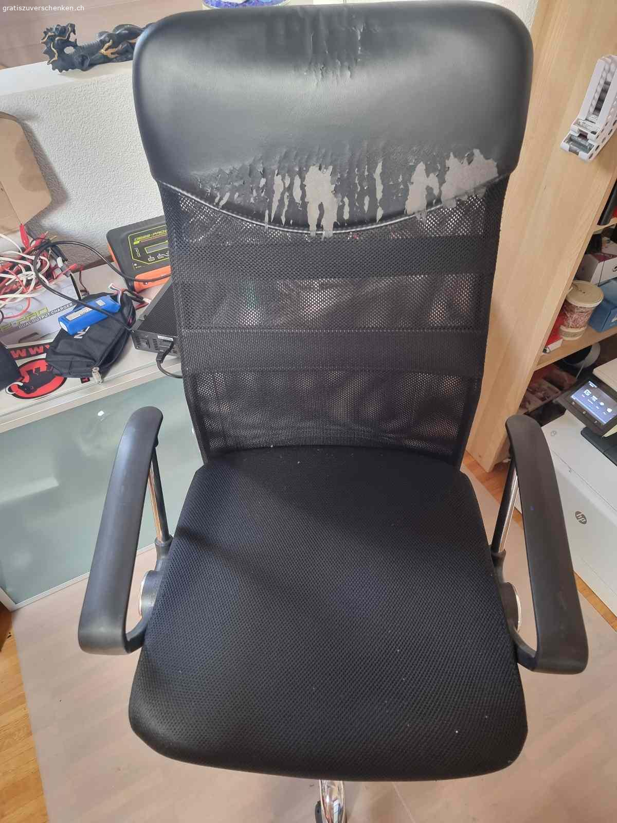 Bürostuhl. Wird nicht mehr benötigt. Aufgerissene Lehne.
