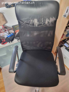 Bürostuhl. Wird nicht mehr benötigt. Aufgerissene Lehne.