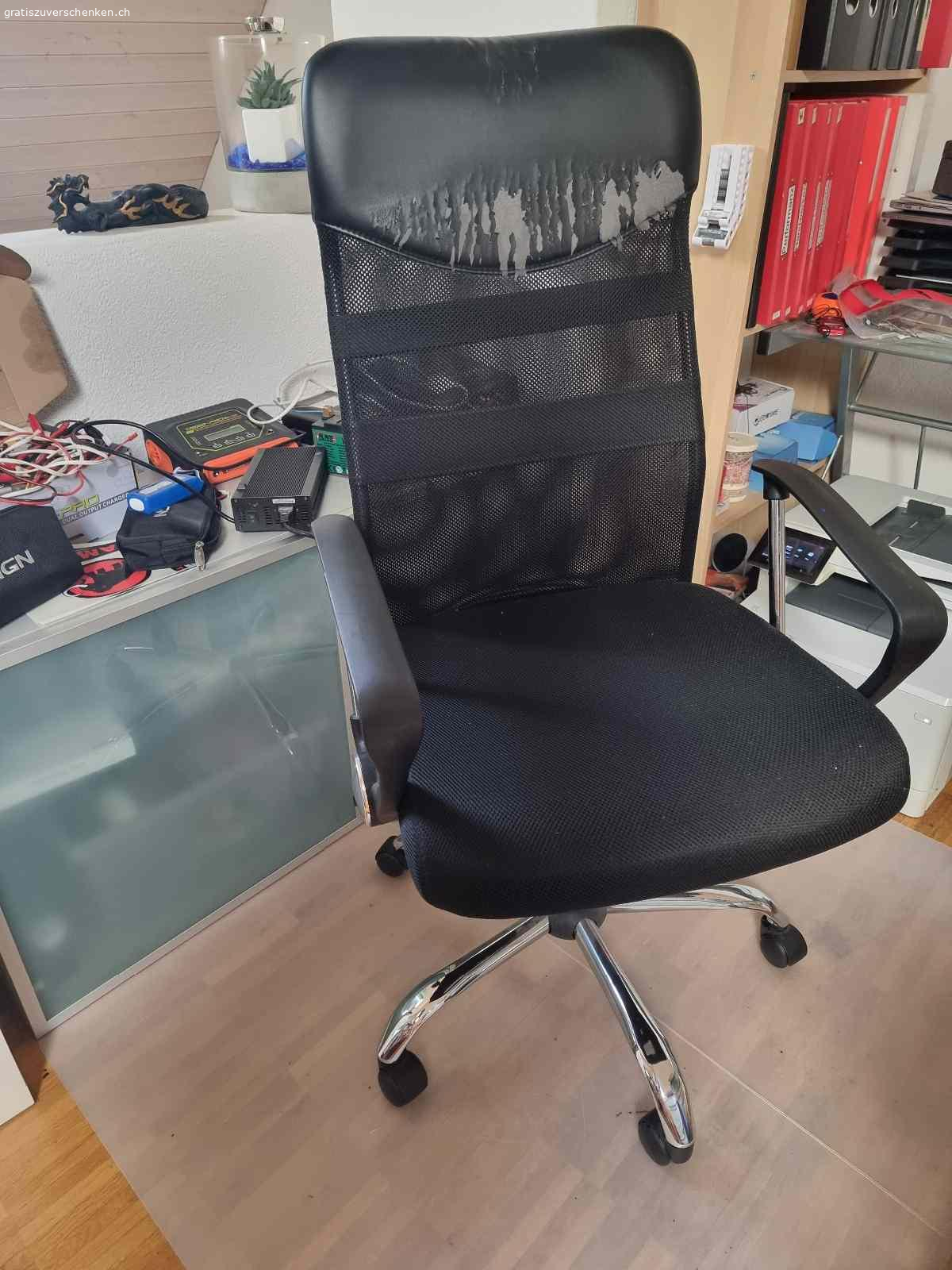 Bürostuhl. Wird nicht mehr benötigt. Aufgerissene Lehne.