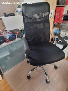 Bürostuhl. Wird nicht mehr benötigt. Aufgerissene Lehne.