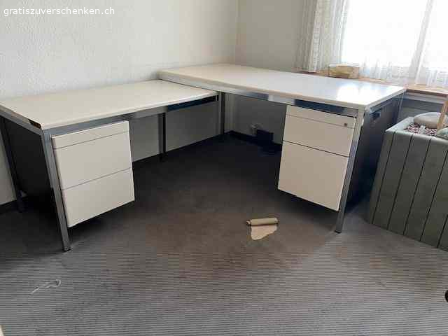 Bürotisch 2-teilig. Traditioneller Bürotisch, ev. auch für Werkstatt geeignet. Müsste abgeholt werden in Neuhausen am Rheinfall im 1. OG. Bei Interesse können weitere Büromöbel besichtigt werden. Grösse 160/120 cm