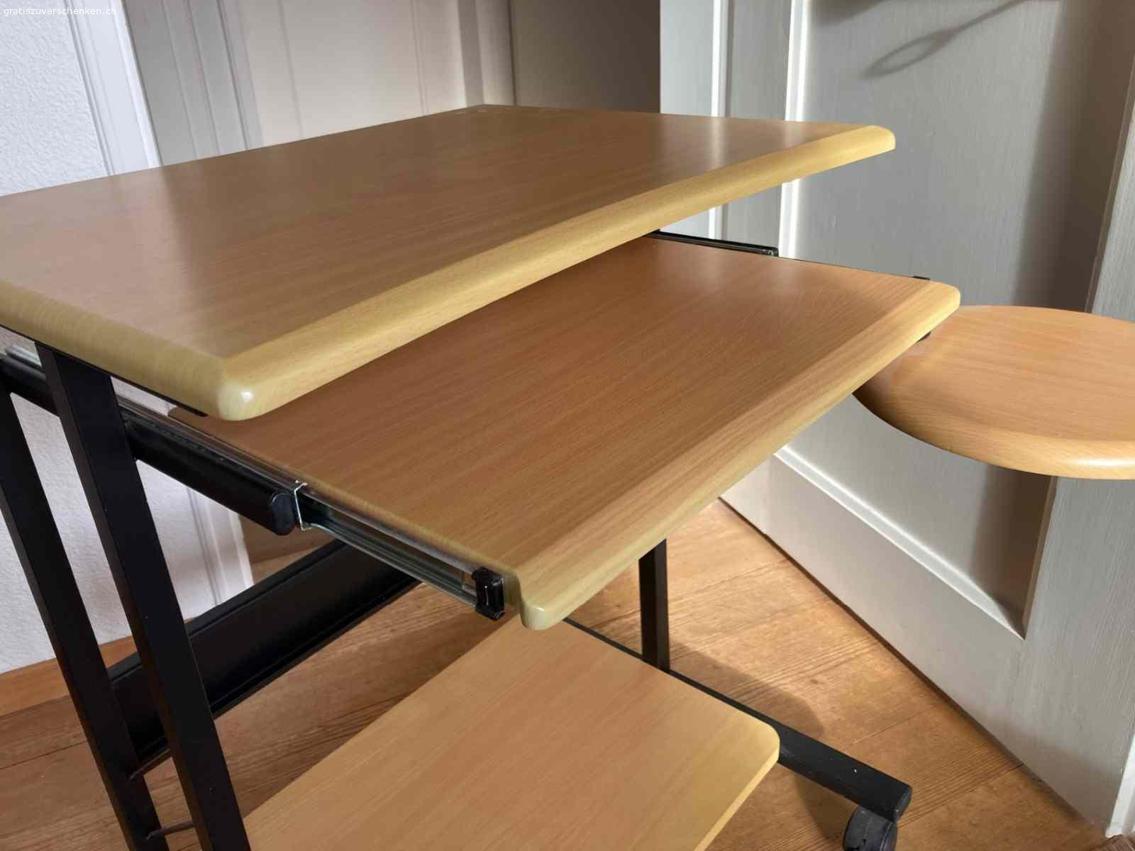 Bürotisch für Computer. Computer - Arbeitstisch, 3-teilig, 2x ausziehbar, auf Rollen

Mass obere Tischplatte:
Breite 62cm
Länge / Tiefe 46cm

Untere Tischplatte zum herausziehen:
Breite 47cm
Länge / Tiefe 31cm

Mass runde Abstellfläche zum herausziehen:
Durchmesser 25cm

Mass Gestell unten (wo die Räder angemacht sind):
Länge / Tiefe 53cm

abzuholen in Thun
Zustand gut