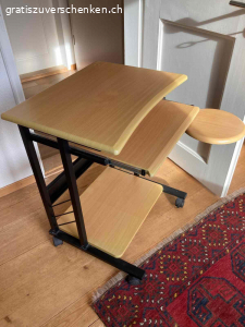Bürotisch für Computer. Computer - Arbeitstisch, 3-teilig, 2x ausziehbar, auf Rollen

Mass obere Tischplatte:
Breite 62cm
Länge / Tiefe 46cm

Untere Tischplatte zum herausziehen:
Breite 47cm
Länge / Tiefe 31cm

Mass runde Abstellfläche zum herausziehen:
Durchmesser 25cm

Mass Gestell unten (wo die Räder angemacht sind):
Länge / Tiefe 53cm

abzuholen in Thun
Zustand gut
