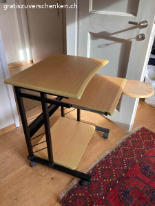 Bürotisch für Computer. Computer - Arbeitstisch, 3-teilig, 2x ausziehbar, auf Rollen

Mass obere Tischplatte:
Breite 62cm
Länge / Tiefe 46cm

Untere Tischplatte zum herausziehen:
Breite 47cm
Länge / Tiefe 31cm

Mass runde Abstellfläche zum herausziehen:
Durchmesser 25cm

Mass Gestell unten (wo die Räder angemacht sind):
Länge / Tiefe 53cm

abzuholen in Thun
Zustand gut