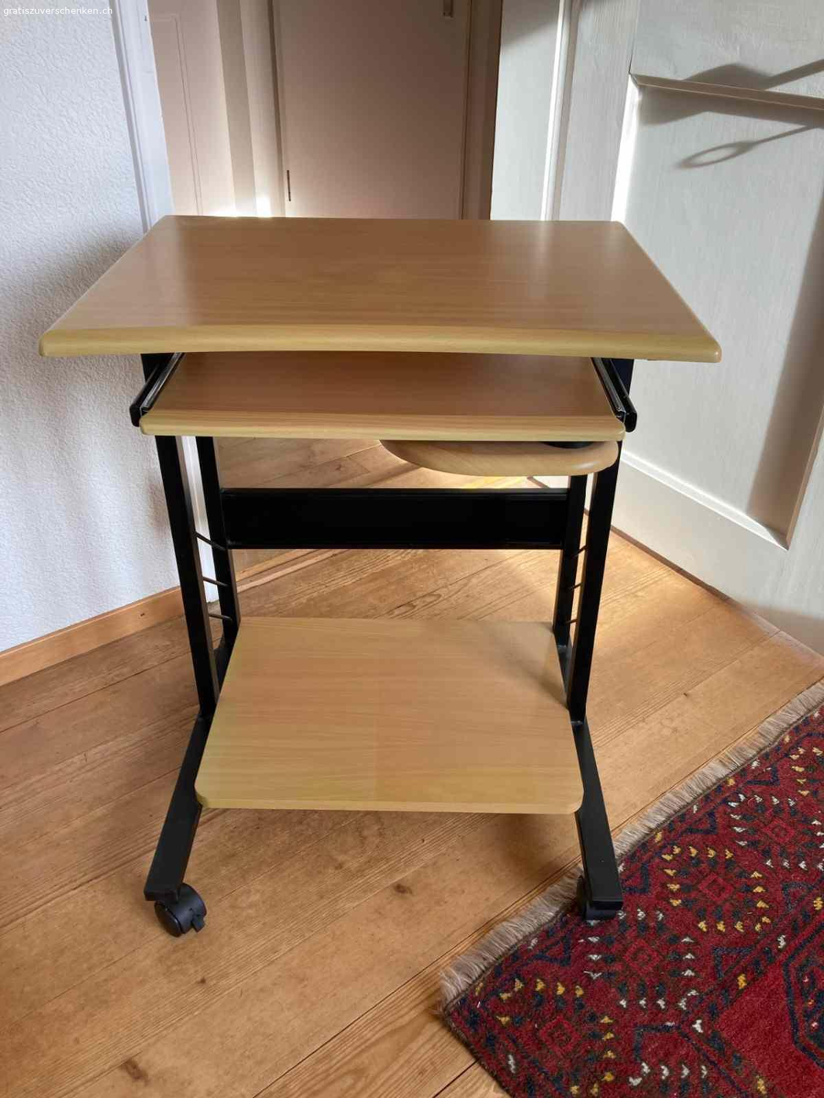 Bürotisch für Computer. Computer - Arbeitstisch, 3-teilig, 2x ausziehbar, auf Rollen

Mass obere Tischplatte:
Breite 62cm
Länge / Tiefe 46cm

Untere Tischplatte zum herausziehen:
Breite 47cm
Länge / Tiefe 31cm

Mass runde Abstellfläche zum herausziehen:
Durchmesser 25cm

Mass Gestell unten (wo die Räder angemacht sind):
Länge / Tiefe 53cm

abzuholen in Thun
Zustand gut