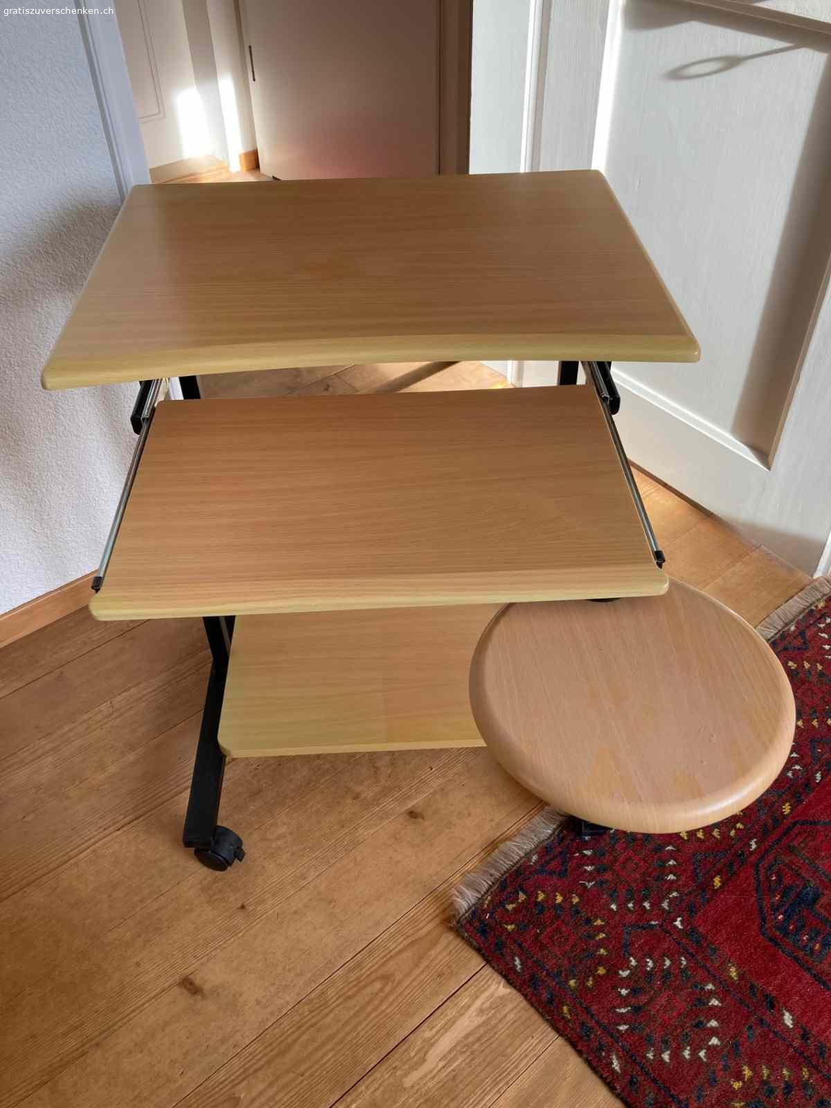 Bürotisch für Computer. Computer - Arbeitstisch, 3-teilig, 2x ausziehbar, auf Rollen

Mass obere Tischplatte:
Breite 62cm
Länge / Tiefe 46cm

Untere Tischplatte zum herausziehen:
Breite 47cm
Länge / Tiefe 31cm

Mass runde Abstellfläche zum herausziehen:
Durchmesser 25cm

Mass Gestell unten (wo die Räder angemacht sind):
Länge / Tiefe 53cm

abzuholen in Thun
Zustand gut