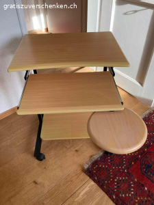 Bürotisch für Computer. Computer - Arbeitstisch, 3-teilig, 2x ausziehbar, auf Rollen

Mass obere Tischplatte:
Breite 62cm
Länge / Tiefe 46cm

Untere Tischplatte zum herausziehen:
Breite 47cm
Länge / Tiefe 31cm

Mass runde Abstellfläche zum herausziehen:
Durchmesser 25cm

Mass Gestell unten (wo die Räder angemacht sind):
Länge / Tiefe 53cm

abzuholen in Thun
Zustand gut