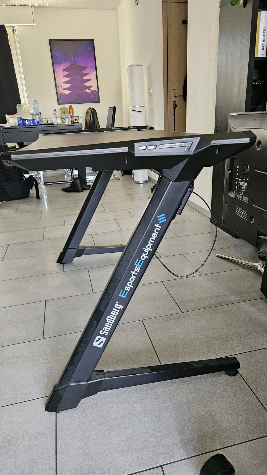 Bürotisch im Sci-Fi Stil. BITTE NUR SMS - KEINE E-MAIL.
Mit LED Beleuchtung und Ablage für Kabel. Masse: 115cm x 62cm x 77cm. Adresse ist eine andere