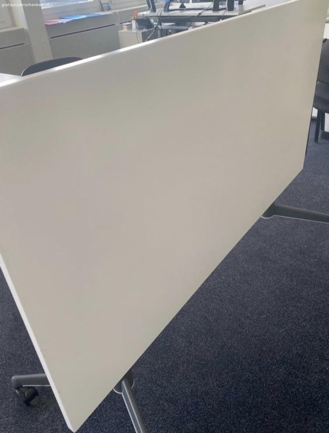 Bürotisch klappbar mit Rollen. Grosser toller Bürotisch klappbar mit Rollen 
ohne Stühle
Muss zu zweit abgeholt werden