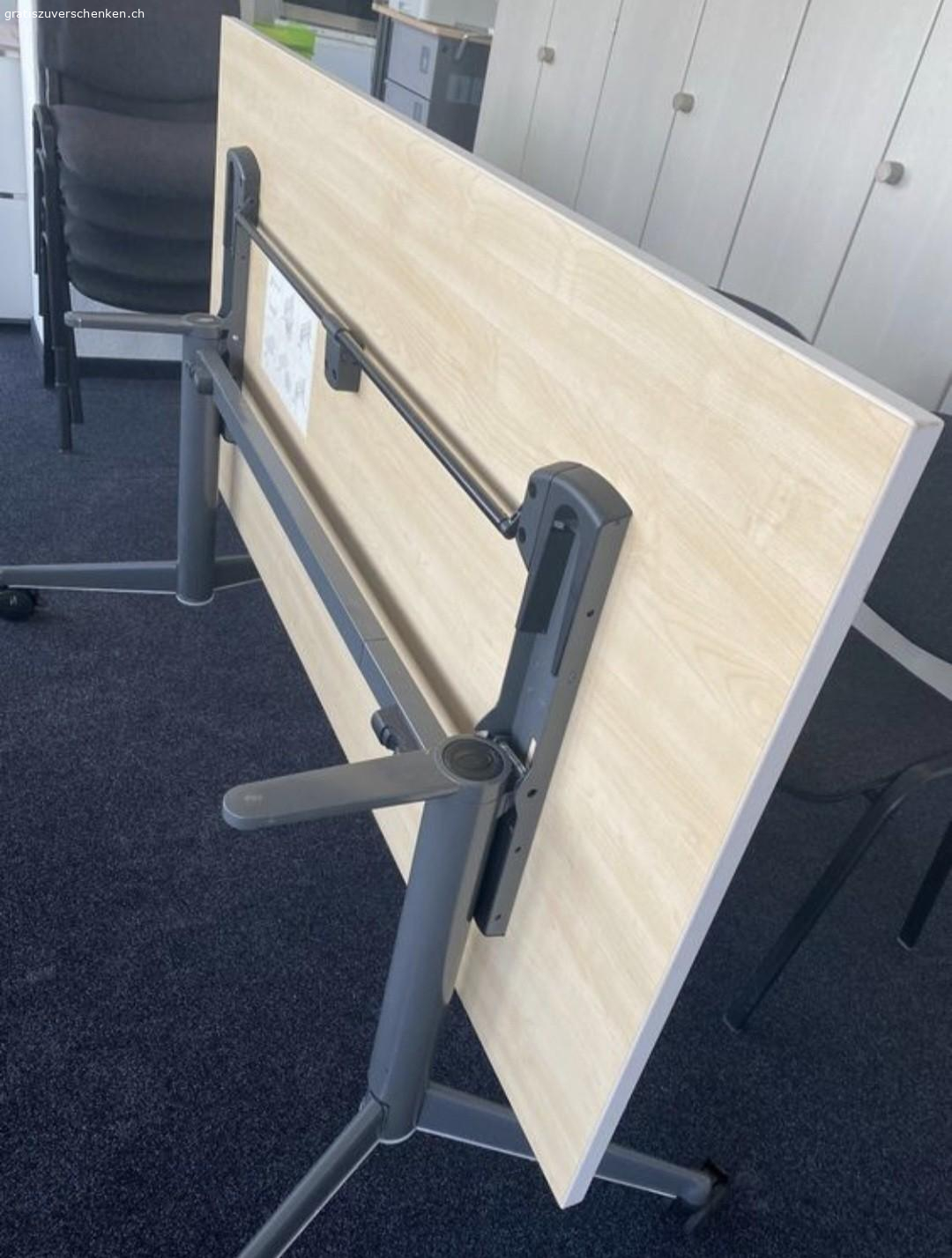 Bürotisch klappbar mit Rollen. Grosser toller Bürotisch klappbar mit Rollen 
ohne Stühle
Muss zu zweit abgeholt werden