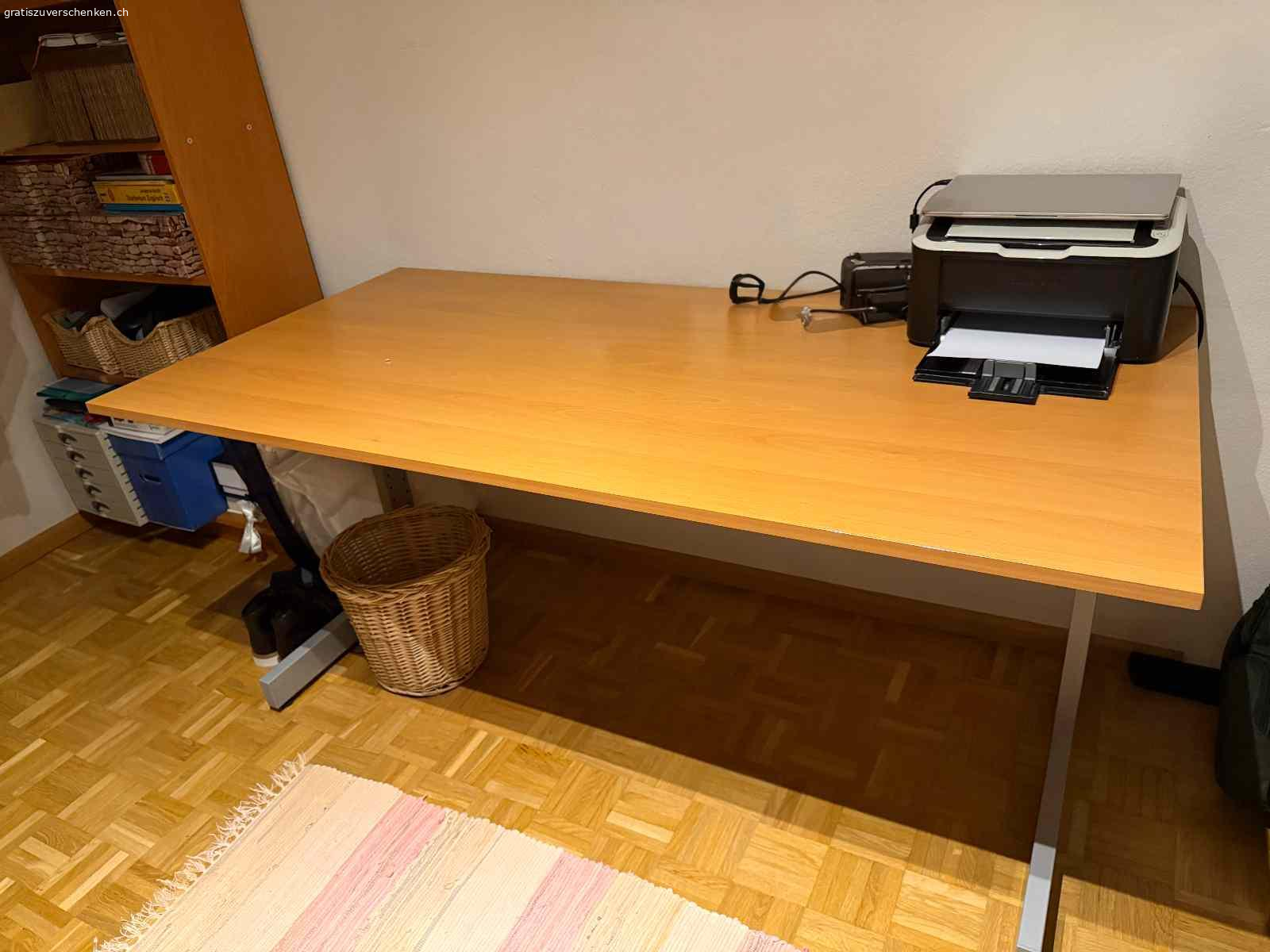 Bürotisch. Sehr guter Zustand. Breite 160 cm Länge/Tiefe 80 cm. Muss abgeholt werden.
