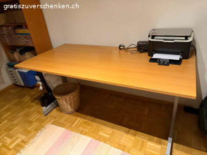 Bürotisch. Sehr guter Zustand. Breite 160 cm Länge/Tiefe 80 cm. Muss abgeholt werden.