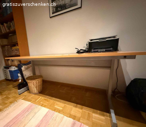 Bürotisch. Sehr guter Zustand. Breite 160 cm Länge/Tiefe 80 cm. Muss abgeholt werden.