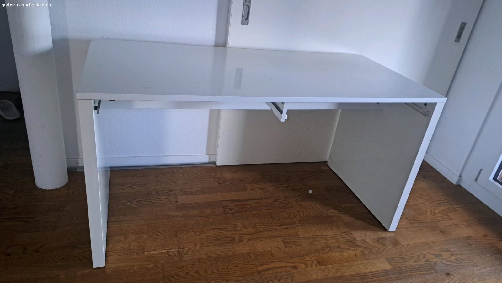 Bürotisch. Ich habe einen Bürotisch zu verschenken.
Masse: Länge 1500 Breite 700 Höhe 772 mm
Sehr stabil