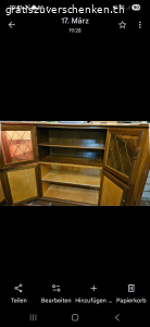 Buffet aus Massivholz. Sehr schönes und gut erhaltenes Buffet aus Massivholz.
Ddr linke Innenraum ist beleuchtet.
Masse:
Länge: 223 cm
Höhe: 135 cm
Tiefe: 51 cm