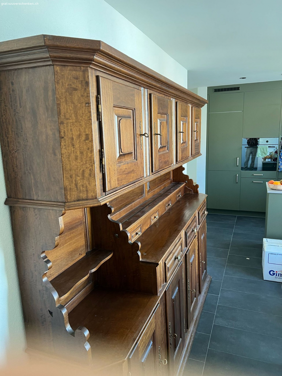 Buffet. In Gutem Zustand, auf einer Seite ein Stück der Verzierung abgebrochen. Müsste in den nächsten 2 Wochen abgeholt werden.