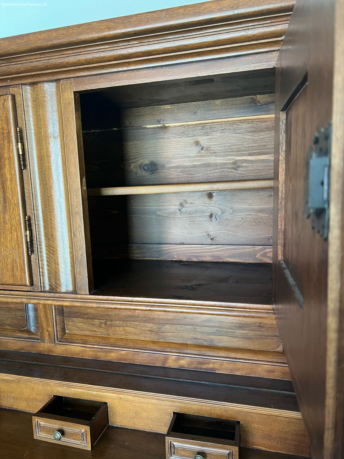 Buffet. In Gutem Zustand, auf einer Seite ein Stück der Verzierung abgebrochen. Müsste in den nächsten 2 Wochen abgeholt werden.