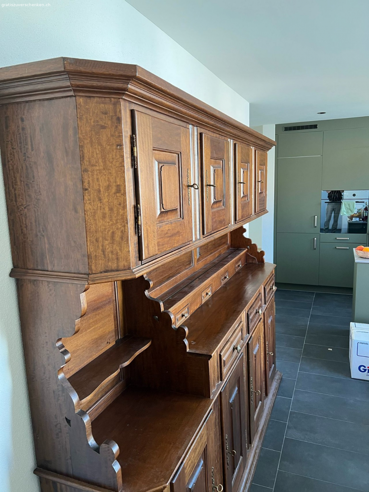 Buffet. In Gutem Zustand, auf einer Seite ein Stück der Verzierung abgebrochen. Müsste in den nächsten 2 Wochen abgeholt werden.