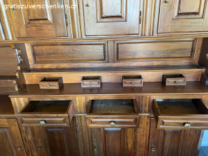 Buffet. In Gutem Zustand, auf einer Seite ein Stück der Verzierung abgebrochen. Müsste in den nächsten 2 Wochen abgeholt werden.