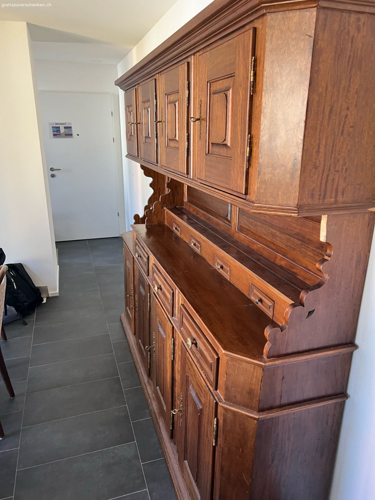 Buffet. In Gutem Zustand, auf einer Seite ein Stück der Verzierung abgebrochen. Müsste in den nächsten 2 Wochen abgeholt werden.