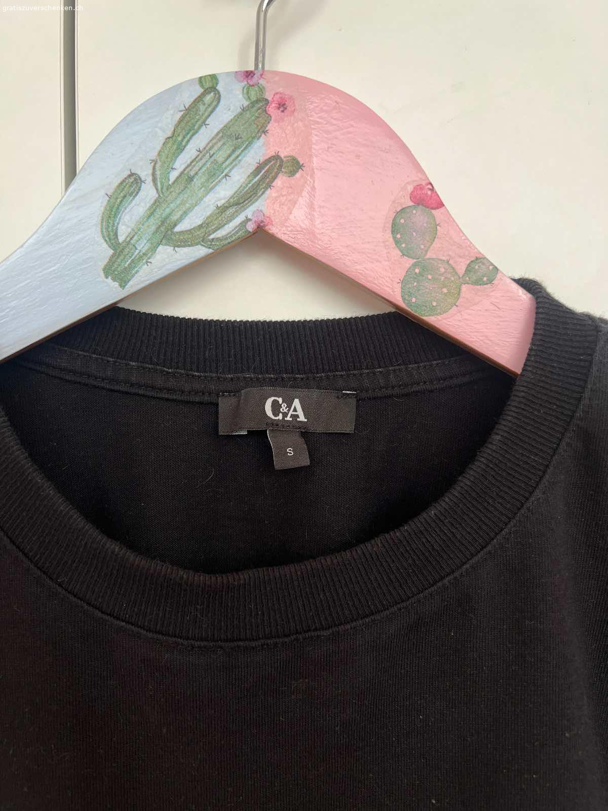C&A Basic T-Shirt. In super Zustand. Wurde nur einige Male getragen. Mir gefällt die „Farbe“ nicht mehr. Das Shirt ist eher kurz geschnitten. :)

Wird bei Übernahme der Versandkosten auch gerne verschickt.