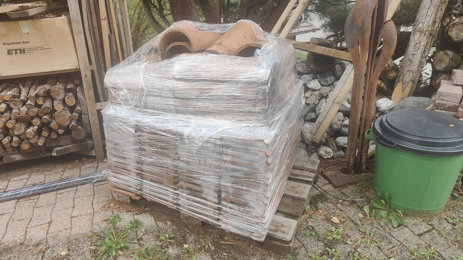 Ca. 1’200 Ton-Dachziegel / rund 80 m² Dacheindeckung. Wir verschenken aufgrund eines Dachumbaus insgesamt 11 Paletten gebrauchte Ton-Dachziegel. Bevorzugt geben wir alle 11 Paletten zusammen ab. Eine Übernahme einer grösseren Teilmenge ist nach Absprache ebenfalls möglich. Nur Abholung. 

Unser Ostdach wird für eine vollflächige Photovoltaikanlage umgebaut, deshalb benötigen wir die bisherigen Ziegel nicht mehr.

Angaben:
ca. 1’200 Dachziegel 
insgesamt 11 Paletten
zuvor auf einer Dachfläche von rund 80 m² verbaut
ca. 40 Jahre alt
naturrote Tonziegel
kostenlos / gratis abzugeben

Die Ziegel wurden sorgfältig abgedeckt und auf Paletten gestapelt. Sie sind in gutem Zustand und können wiederverwendet werden. Vor dem erneuten Verlegen empfiehlt sich eine kurze Reinigung mit einer Bürste.

Die Ziegel sollten möglichst bald abgeholt werden.

Praktisch für die Abholung: In der kommenden Woche ist auf unserer Baustelle ein Kran vor Ort. Nach Absprache besteht ggf. die Möglichkeit beim Verladen zu helfen. 

Bei Interesse bitte möglichst bald melden.
Gruss Michael