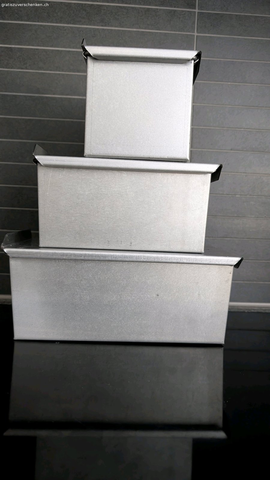 Cakeformen im Set zu verschenken. Cakeformen zu verschenken (siehe Bild)
Masse:
Grösste:  23x12x10
Mittlere:18x9.9x9
kleine:    10x10x10
alle mit Deckel