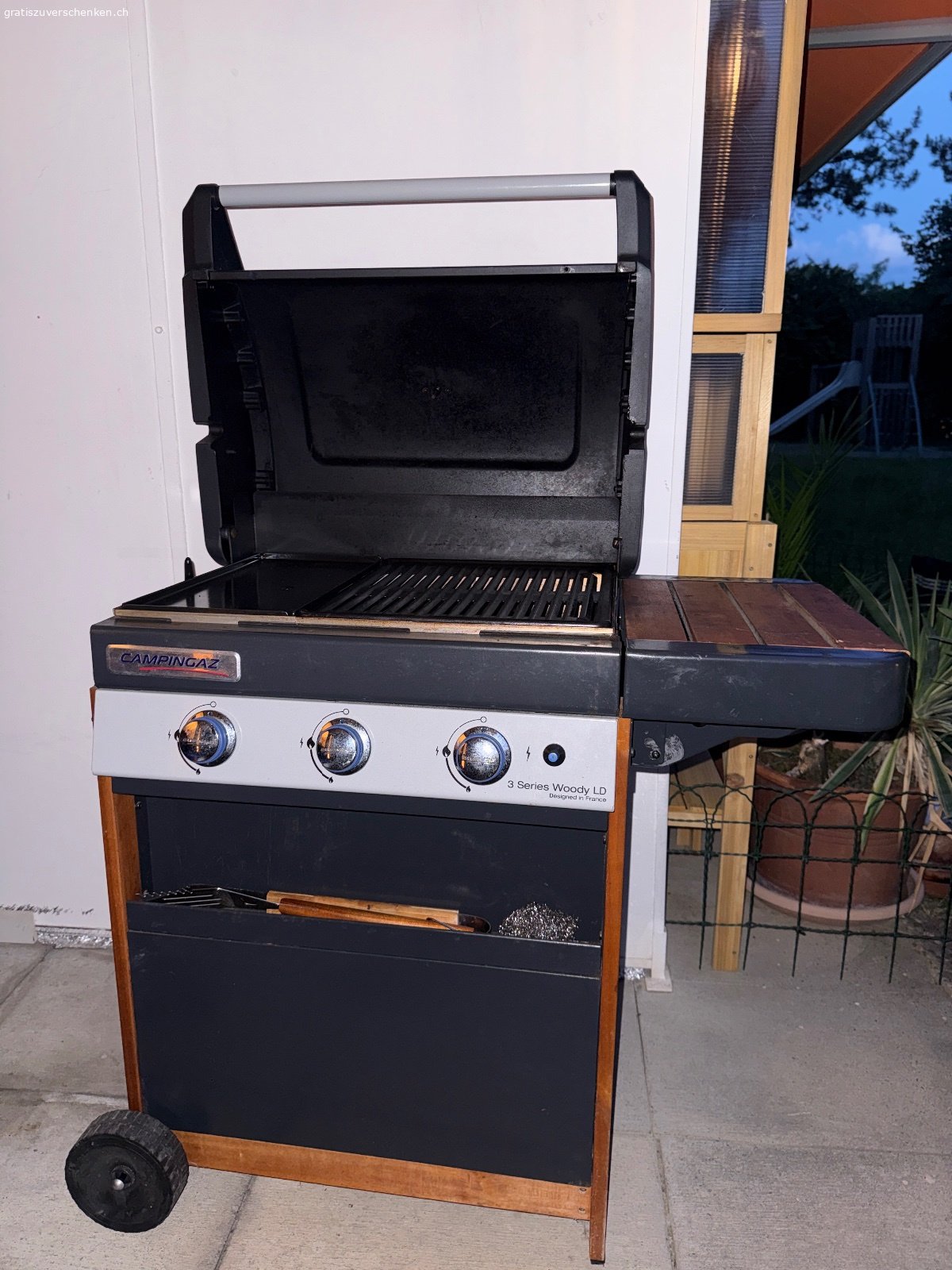 CAMPINGAZ Grill  mit Hülle zu verschenken. Der CAMPINGAZ Grill 3 Series Woody LD ist in sehr gutem Zustand. Wurde nach jedem Grillen gründlich gereinigt.
Hat 3 Flammen und funktioniert einwandfrei